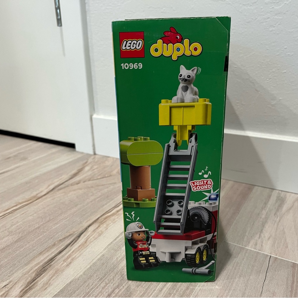LEGO DUPLO Fire Engine Set - Red, Yellow, and Green 10969 - Picture 6 of 9